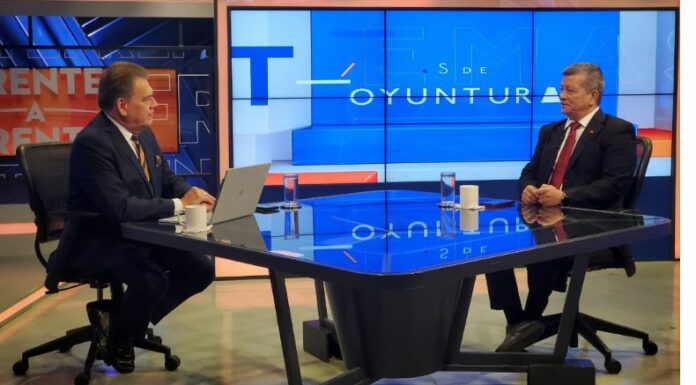 Secretario general del partido de izquierda, dice que hay grupos de poder internos en Nuevas Ideas, entre Ejecutivo y Asamblea Legislativa.