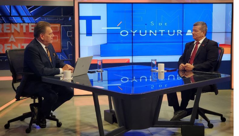 Secretario general del partido de izquierda, dice que hay grupos de poder internos en Nuevas Ideas, entre Ejecutivo y Asamblea Legislativa.