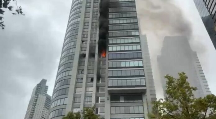 Tres hospitalizados por inhalación de humo, una treintena asistidas y cien evacuadas tras desatarse un incendio en Buenos Aires.