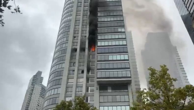 Tres hospitalizados por inhalación de humo, una treintena asistidas y cien evacuadas tras desatarse un incendio en Buenos Aires.