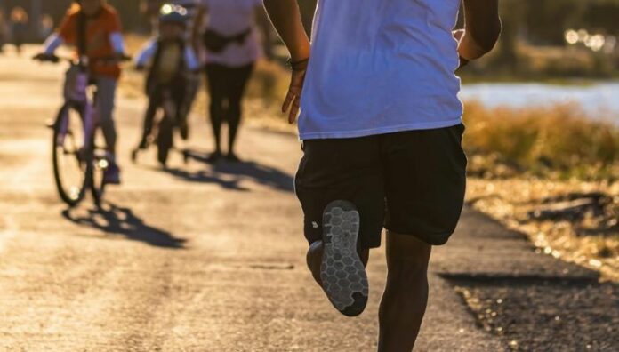 Recomendaciones que todo corredor nocturno debe poner en práctica Al momento de realizar ejercicio y correr en horas nocturnas, es preciso tomar algunas recomendaciones para prevenir accidentes.