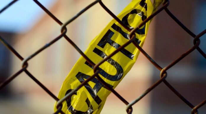 La Policía Nacional Civil (PNC) informó que una persona falleció esta tarde en una cantina ubicada en San Salvador Centro.