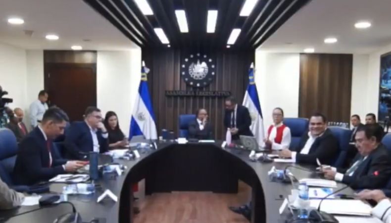 Reformarán Constitución para eliminar deuda política Comisión Política emitió dictamen para derogar el artículo 210 de la Constitución y eliminar la deuda política.