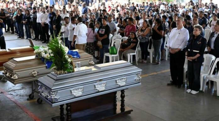 Familiares de las víctimas del aparatoso accidente de autobús en Guatemala dieron el último adiós a sus seres queridos.