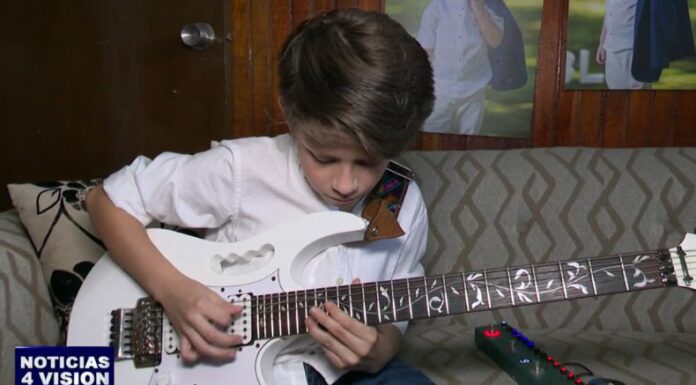En Santa Ana, un niño guitarrista de 11 años ha demostrado su gran talento para la música al tocar su instrumento favorito.