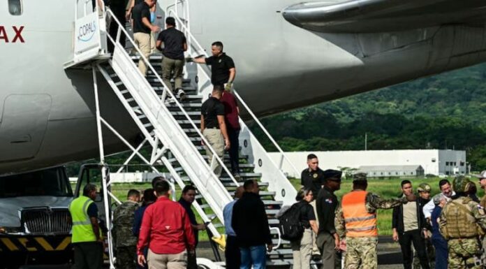 Panamá recibió un primer avión militar con 119 migrantes de varias nacionalidades procedentes de Estados Unidos para ser repatriados.