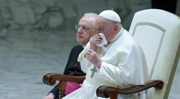 El papa Francisco fue ingresado en un hospital de Roma para someterse a exámenes y tratamientos relacionados con la bronquitis.