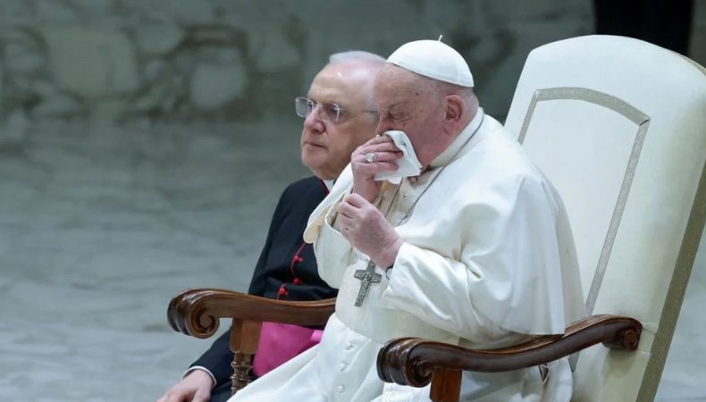 El papa Francisco fue ingresado en un hospital de Roma para someterse a exámenes y tratamientos relacionados con la bronquitis.