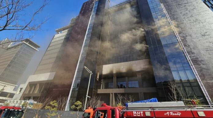 Los bomberos tardaron cerca de dos horas y media para poder controlar por completo el incendio en Busan, Corea del Sur.
