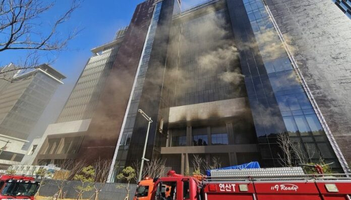 Seis muertos tras incendio en hotel en construcción en Corea del Sur Los bomberos tardaron cerca de dos horas y media para poder controlar por completo el incendio en Busan, Corea del Sur.