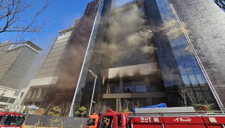 Los bomberos tardaron cerca de dos horas y media para poder controlar por completo el incendio en Busan, Corea del Sur.