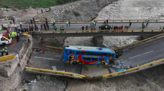 Las autoridades reportan al menos dos fallecidos y varios lesionados luego que la estructura colapsara.
