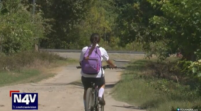 Un grupo de estudiantes en La Paz ha sido beneficiado con la entrega de bicicletas para facilitar su recorrido hasta la escuela.