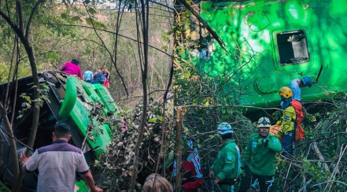 Un aparatoso accidente de tránsito se registró esta mañana, cuando un autobús cayó en un barranco en el sector de Quebrada Seca, San Vicente.