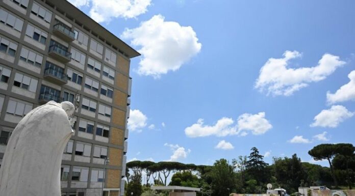 Pese a que El Vaticano confirmó que el papa Francisco pasó bien la noche, aún permanece hospitalizado en reposo absoluto.