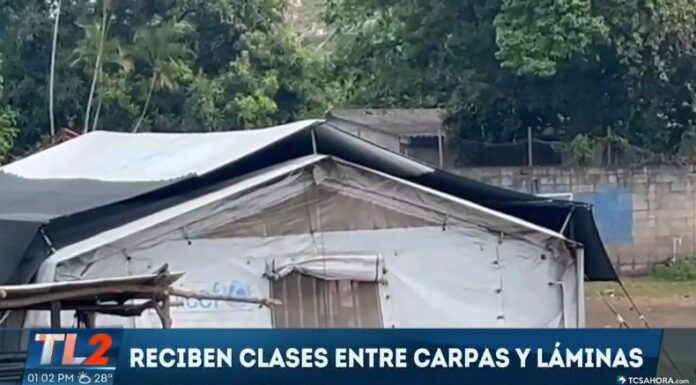 Cientos de estudiantes en Sonsonate iniciaron el año escolar en aulas provisionales por retrasos en la remodelación del centro de estudios.