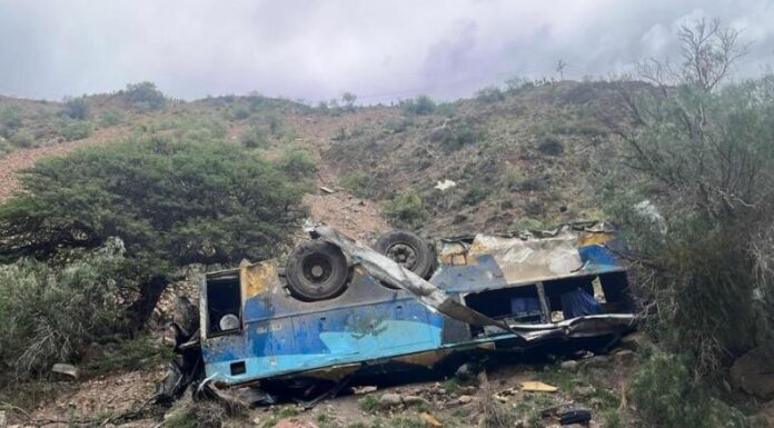 Una tragedia vial se registró en Bolivia luego de un bus cayera en un barranco de 800 metros de profundidad.