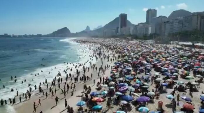 El termómetro superó los 40° en el Río de Janeiro, donde cientos de bañistas llenan las playas para intentar refrescarse.