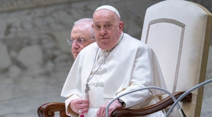 El papa Francisco continúa hospitalizado y El Vaticano canceló nuevamente sus compromisos programados para el fin de semana.