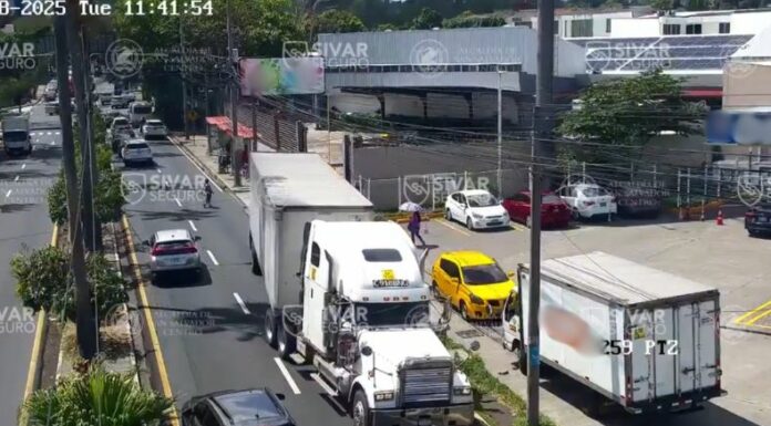Las cámaras de videovigilancia captaron el momento en que una rastra maniobraba en sentido contrario en la alameda Manuel Enrique Araujo.