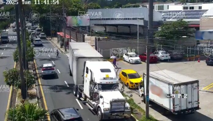 Las cámaras de videovigilancia captaron el momento en que una rastra maniobraba en sentido contrario en la alameda Manuel Enrique Araujo.