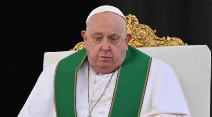 El papa Francisco, de 88 años, presenta un diagnóstico de neumonía bilateral y aún presenta un cuadro clínico “complejo”.