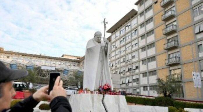 El Pontífice permanece ingresado desde el viernes debido a un problemas de salud.