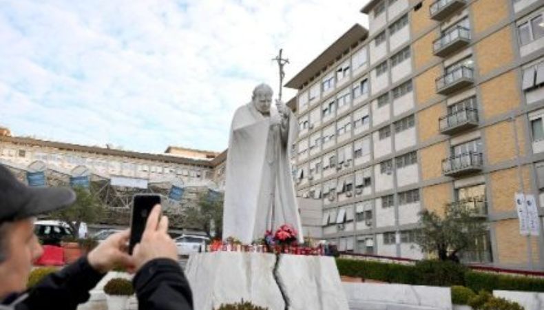 El Pontífice permanece ingresado desde el viernes debido a un problemas de salud.