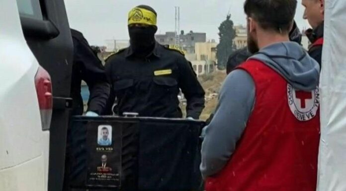 Milicianos del grupo islamista Hamás entregaron cuatro ataúdes de rehenes israelíes, entre ellos dos menores de edad y su madre.