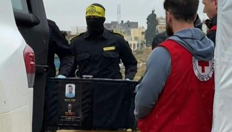 Milicianos del grupo islamista Hamás entregaron cuatro ataúdes de rehenes israelíes, entre ellos dos menores de edad y su madre.