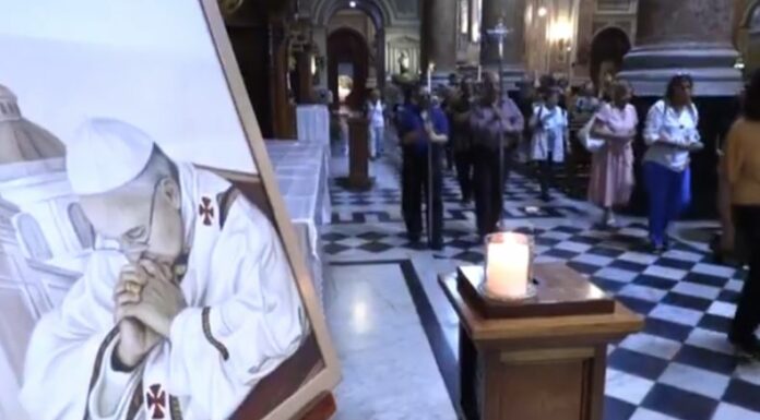 Fieles argentinos rezaron por la salud del papa Francisco en su barrio natal en Buenos Aires, antes de convertirse en sumo pontífice.