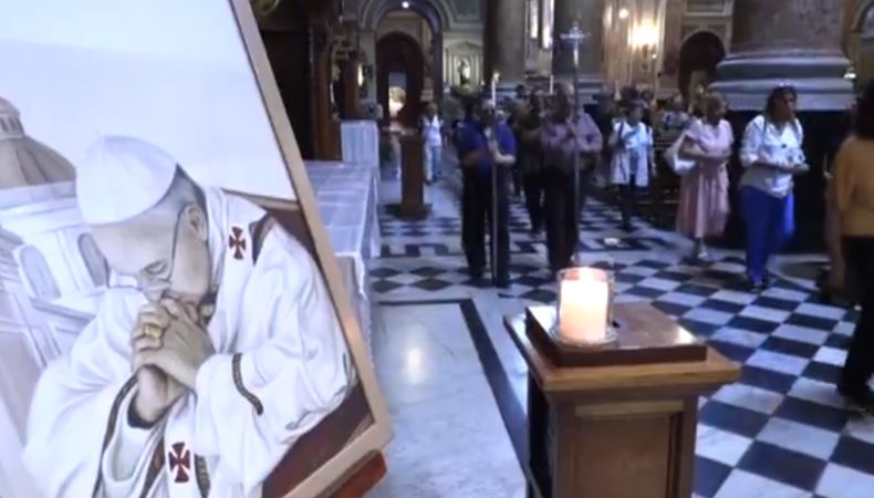 Fieles argentinos rezaron por la salud del papa Francisco en su barrio natal en Buenos Aires, antes de convertirse en sumo pontífice.