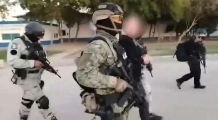 Autoridades mexicanas reportaron la detención de un presunto operador de una de las facciones del Cártel de Sinaloa.