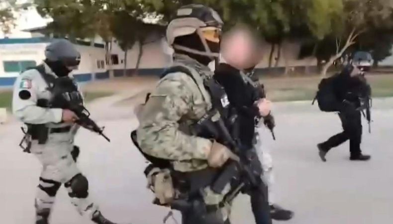Autoridades mexicanas reportaron la detención de un presunto operador de una de las facciones del Cártel de Sinaloa.