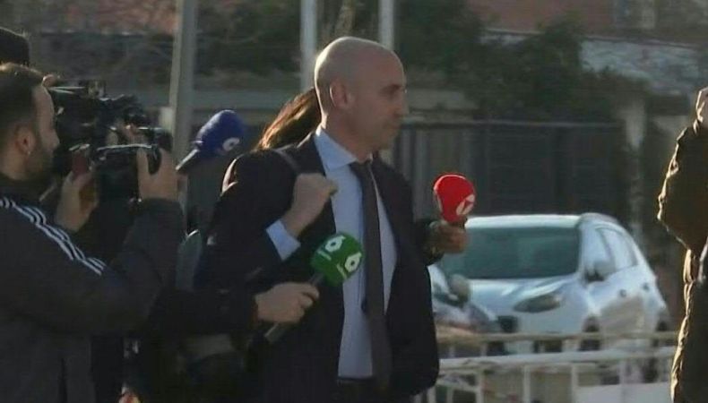 La Audiencia Nacional condenó este jueves al expresidente de la Real Federación Española de Fútbol a 18 meses de multa con cuota de 20 euros al día por un delito de agresión sexual.