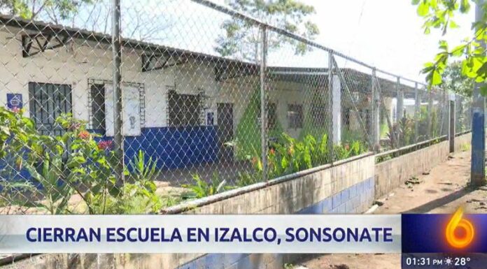 Padres de familia aseguran que deben caminar más de dos kilómetros para llevar a sus hijos hacia otro centro educativo.