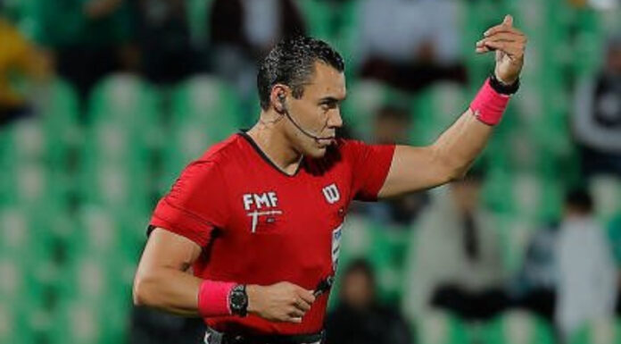 Árbitro sería sancionado por pedirle un autógrafo a Messi.