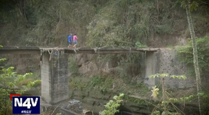 Habitantes del cantón Cabañas Abajo, en Ciudad Delgado, corren un peligro latente cada vez que cruzan un puente en malas condiciones.