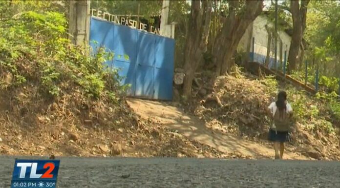 Varios estudiantes se vieron obligados desplazarse varios kilómetros para recibir clases, debido al cierre de una escuela en Sonsonate.