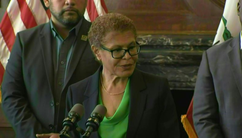 Karen Bass dijo que destituyó a Kristin Crowley porque no hizo una correcta gestión de los incendios que afectaron Los Ángeles el mes pasado.