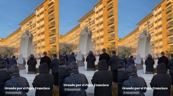 Desde las afueras del Policlínico Universitario Agostino Gemelli, en Roma cientos de feligreses se han reunido para rezar por el papa.