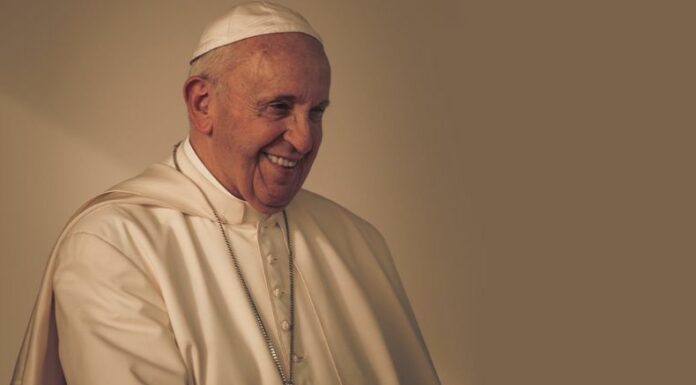 El Vaticano informó que el papa Francisco ha vuelto a utilizar nasales de oxígeno de alto flujo, por lo que fue sometido a más exámenes.