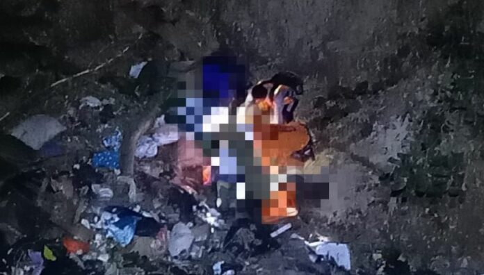 Rescatan a mujer que cayó a un barranco en Soyapango Socorristas de Cruz Verde rescataron a una mujer que cayó a un barranco de aproximadamente 25 metros de profundidad.