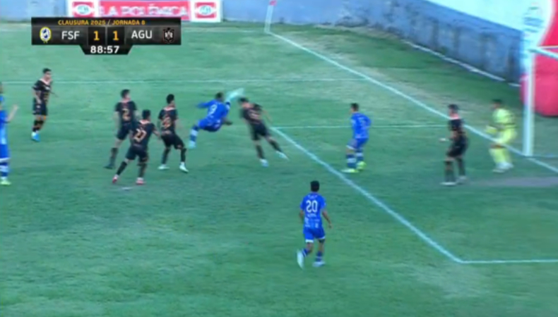 Wilker Da Silva anotó un extraordinario gol de tijera para empatar sobre el final del encuentro ante Club Deportivo Águila.