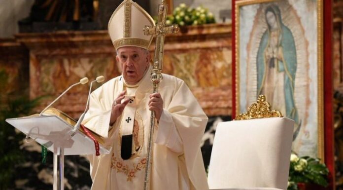 Este lunes, el Vaticano confirmó que el papa Francisco continúa en estado delicado, aunque sin crisis respiratorias.