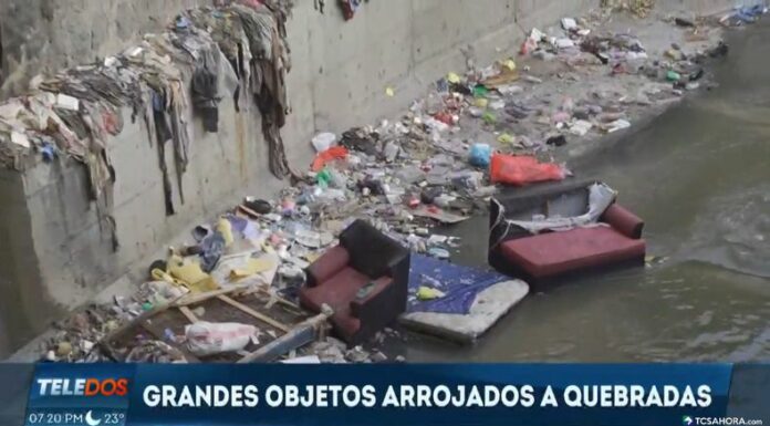 La práctica de arrojar objetos voluminosos a los cuerpos de agua es uno de los principales factores que aumentan la contaminación.