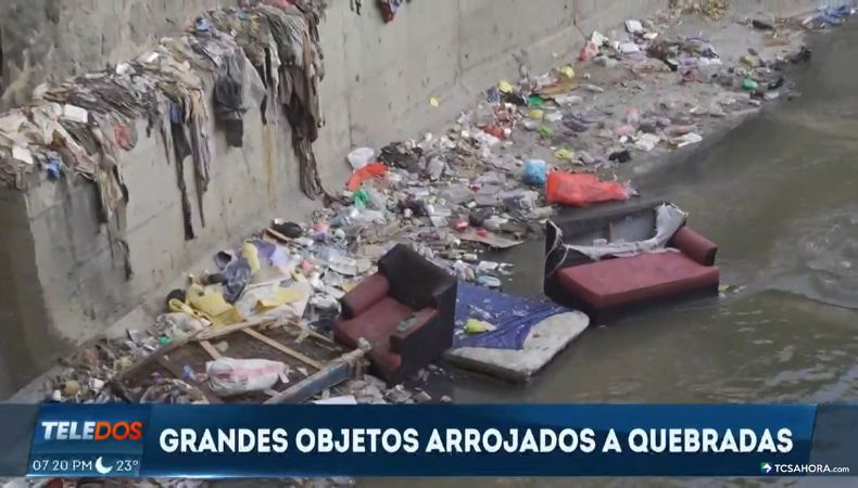 La práctica de arrojar objetos voluminosos a los cuerpos de agua es uno de los principales factores que aumentan la contaminación.