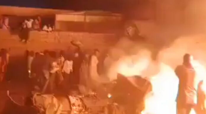 Una ONG local reportó que un avión militar sudanés se estrelló este martes cerca de la capital Jartum, dejando al menos diez fallecidos.