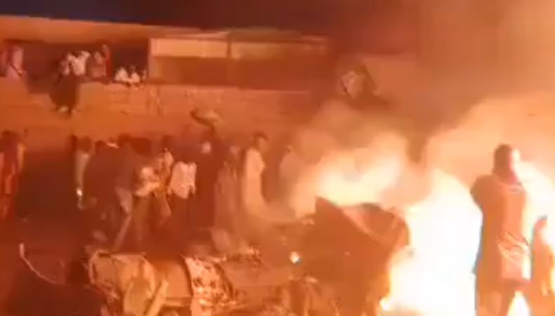 Una ONG local reportó que un avión militar sudanés se estrelló este martes cerca de la capital Jartum, dejando al menos diez fallecidos.