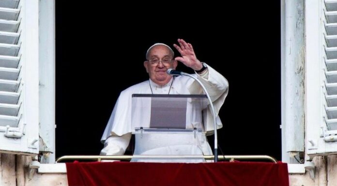 El vaticano dijo que “el pronóstico permanece reservado y que después de recibir la Eucaristía, el papa Francisco reanudó su trabajo”.